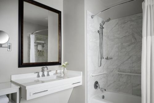 uma casa de banho branca com um lavatório e um chuveiro em Marriott Vacation Club® at Custom House, Boston   em Boston