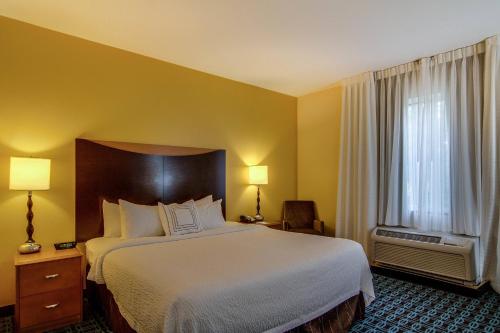 een hotelkamer met een groot bed en een raam bij Fairfield Inn & Suites Palm Coast I-95 in Palm Coast