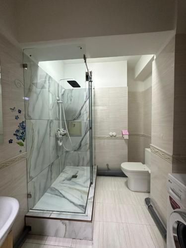 La salle de bains est pourvue d'une douche et de toilettes. dans l'établissement Home away home in the heart of UB, Mongolia, à Oulan-Bator