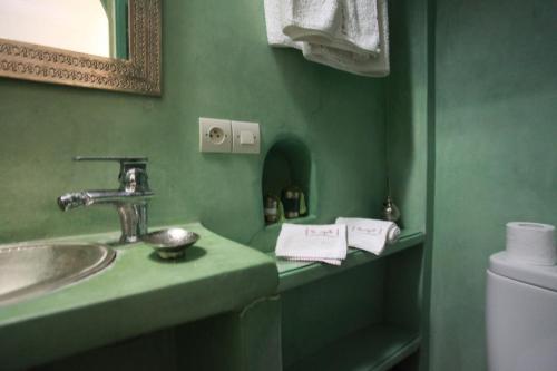 Kylpyhuone majoituspaikassa Riad la Cigale
