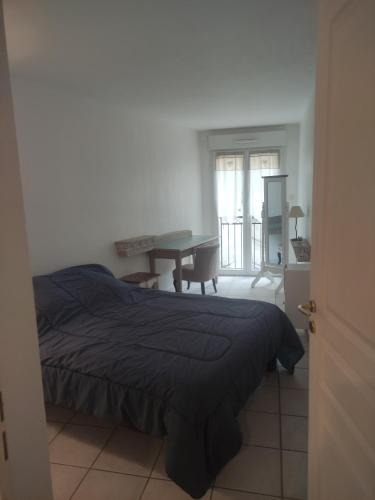 une chambre avec un lit, un bureau et une fenêtre dans l'établissement LE PALAZZIO, à Cannes