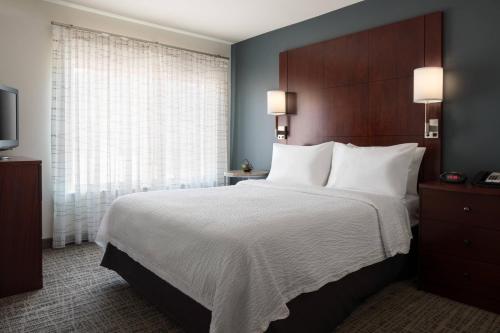 pokój hotelowy z dużym łóżkiem i oknem w obiekcie Residence Inn Glenwood Springs w mieście Glenwood Springs