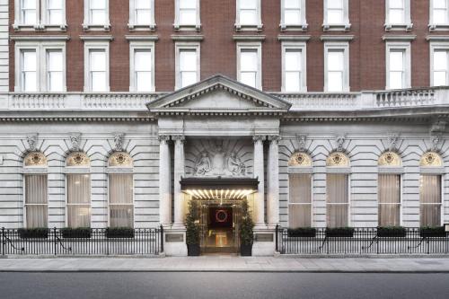 倫敦的住宿－倫敦艾迪森酒店，前面有一扇门的大建筑