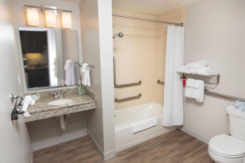 La salle de bains est pourvue d'un lavabo, d'une baignoire et de toilettes. dans l'établissement TownePlace Suites by Marriott Bowling Green, à Bowling Green