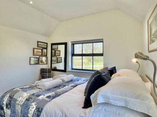 1 dormitorio con 2 camas y ventana en Primrose Lodge en Mayfield