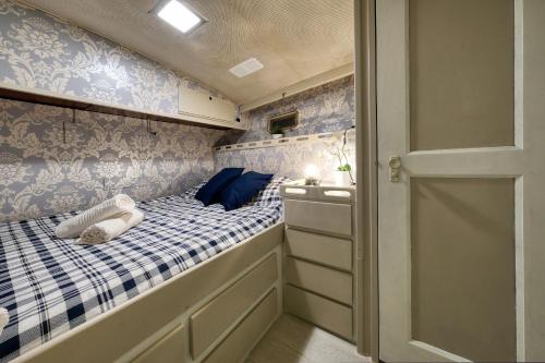 a small room with a bed and a closet at HouseBoat Isurus Quinto in Puerto Calero