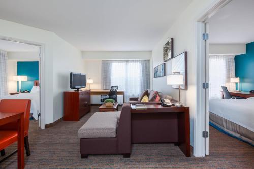 Cette chambre comprend un bureau et un lit. dans l'établissement Residence Inn by Marriott Laredo Del Mar, à Laredo