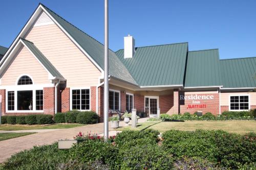 un edificio escolar con techo verde en Residence Inn Houston The Woodlands/Market Street en The Woodlands