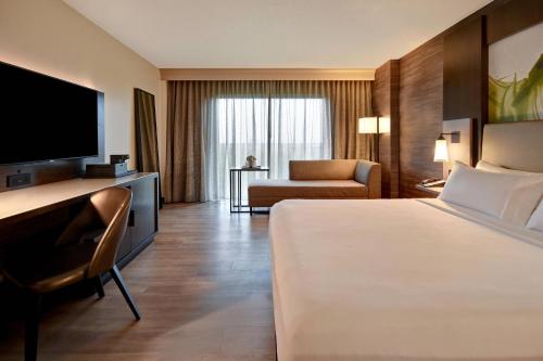 Habitación de hotel con cama grande y TV en Dallas/Fort Worth Marriott Hotel & Golf Club at Champions Circle, en Roanoke