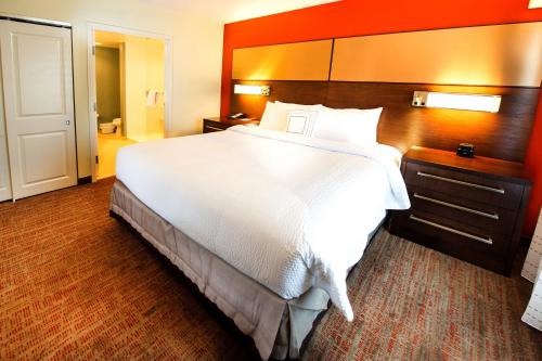 uma grande cama branca num quarto de hotel em Residence Inn by Marriott Columbia West/Lexington em West Columbia