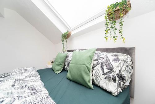 a bedroom with a bed with green pillows at Move inn Estates - Multiple Rooms in London