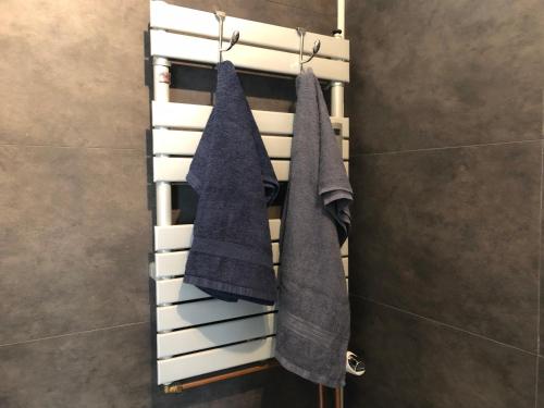 um toalheiro na casa de banho com toalhas azuis em Veluwe Nature Home - 2 persons em Otterlo