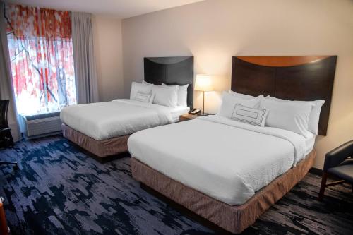 ein Hotelzimmer mit 2 Betten und einem Fenster in der Unterkunft Fairfield Inn & Suites Lewisburg in Lewisburg
