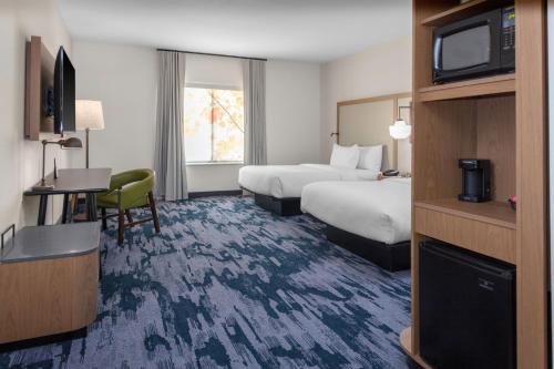 um quarto de hotel com duas camas e uma televisão em Fairfield Inn & Suites by Marriott Atlanta Marietta em Marietta