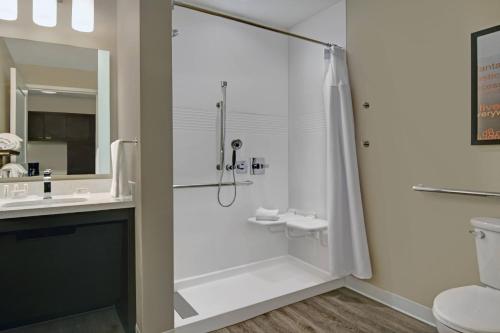 TownePlace Suites By Marriott Lima في ليما: حمام مع دش ومغسلة ومرحاض