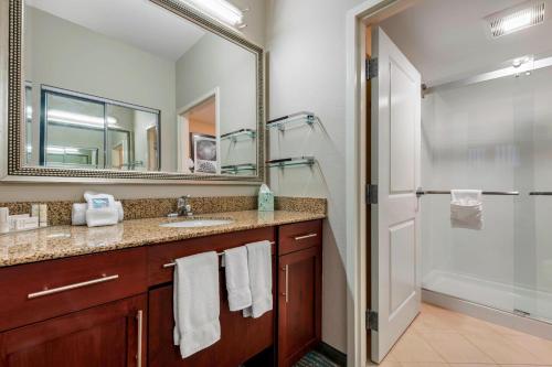La salle de bains est pourvue d'un lavabo et d'une douche. dans l'établissement Residence Inn Columbus, à Columbus