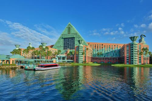 een uitzicht op een resort met een boot in het water bij Walt Disney World Dolphin in Orlando