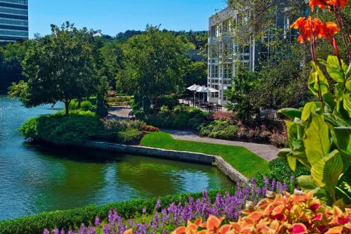 une rivière avec des fleurs devant un bâtiment dans l'établissement The Westin Atlanta Perimeter North, à Atlanta