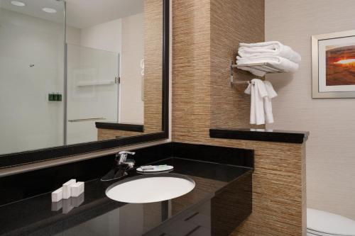 W łazience znajduje się umywalka i lustro. w obiekcie Fairfield Inn & Suites by Marriott Moab w mieście Moab