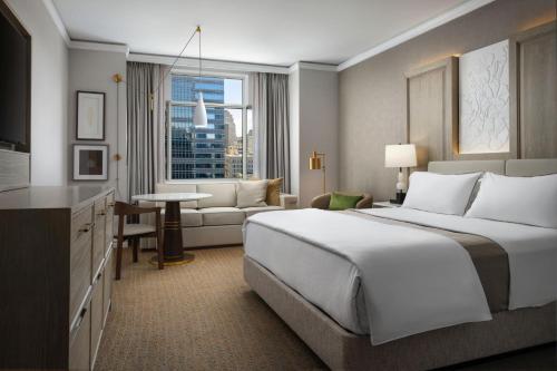 フィラデルフィアにあるザ ウェスティン フィラデルフィアのベッドルーム(大型ベッド1台付)、リビングルームが備わります。