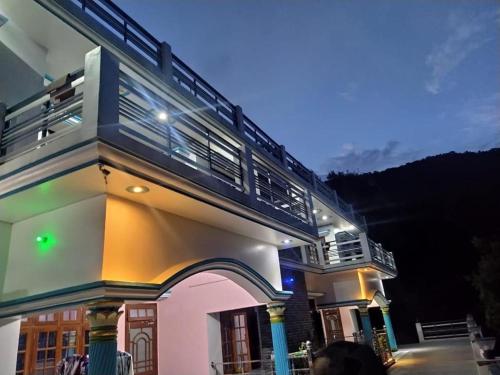 a building with a balcony on the side of it at Hotel Rajshree Palace in Gupta Kāshi