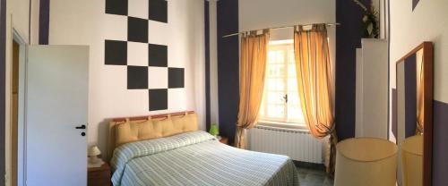 a bedroom with a bed and a window at Appartamento Tennis in Cannero Riviera