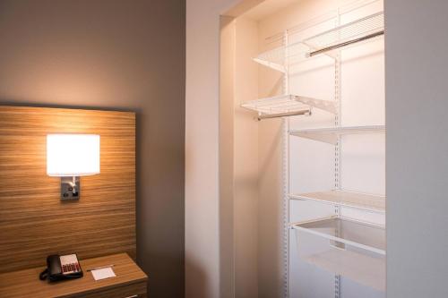 een kamer met een bureau, een lamp en planken bij TownePlace Suites by Marriott Merced in Merced
