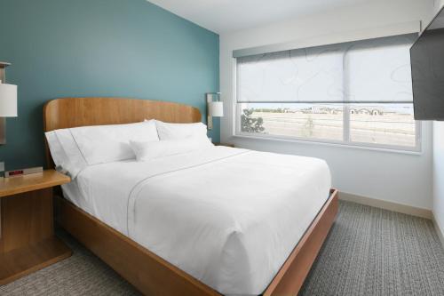 a bedroom with a large white bed and a window at Element Austin Round Rock in Round Rock