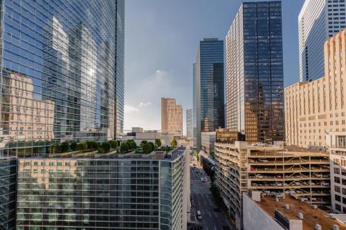 Blick auf eine Stadt mit hohen Gebäuden in der Unterkunft JW Marriott Houston Downtown in Houston