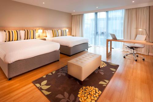 Habitación de hotel con 2 camas y escritorio en Residence Inn by Marriott Edinburgh en Edimburgo