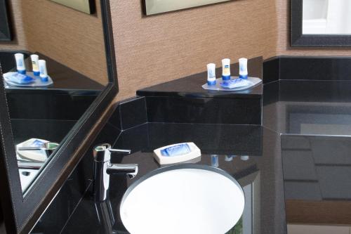 bagno con servizi igienici, lavandino e specchio di Fairfield Inn Anaheim Hills Orange County ad Anaheim