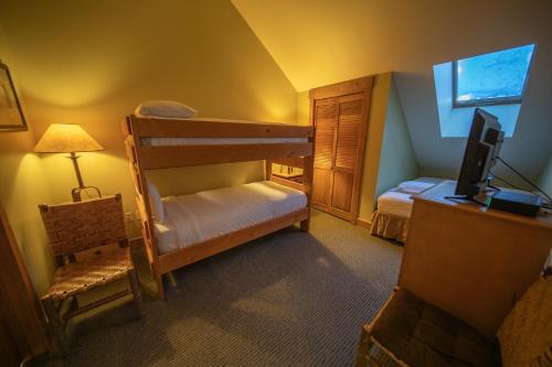 a room with two bunk beds and a television at Springs 8910 in Keystone