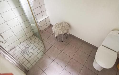 Vittsjöにある4 Bedroom Awesome Home In Vittsjのバスルーム(シャワー、トイレ付)が備わります。