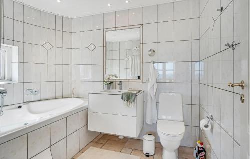 ein Badezimmer mit einer Badewanne, einem WC und einem Waschbecken in der Unterkunft 3 Bedroom Beautiful Home In Korsr in Korsør