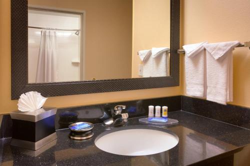 德雷珀的住宿－鹽湖城德雷珀費爾菲爾德客棧，一间带水槽和镜子的浴室
