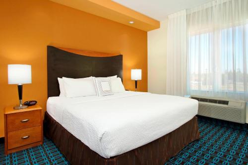 Un dormitorio con una cama grande y una ventana en Fairfield Inn & Suites Fresno Clovis en Clovis