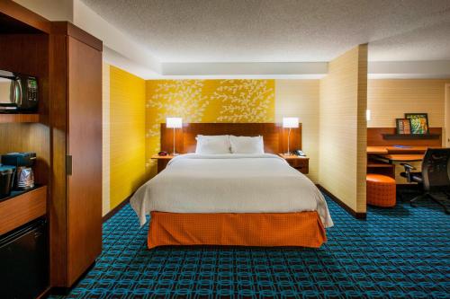 Pokój hotelowy z łóżkiem i biurkiem w obiekcie Fairfield Inn by Marriott East Rutherford Meadowlands w mieście East Rutherford