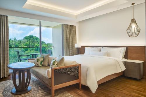 - une chambre avec un grand lit et une grande fenêtre dans l'établissement The Westin Resort & Spa Ubud, Bali, à Ubud
