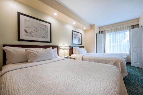 una camera d'albergo con due letti e una finestra di SpringHill Suites Devens Common Center a Devens