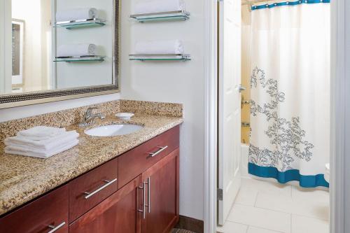 y baño con lavabo y ducha. en Residence Inn by Marriott Dallas Lewisville, en Lewisville