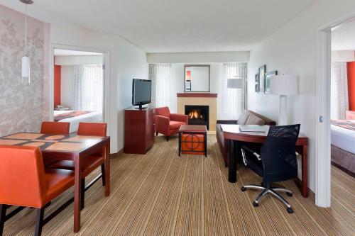 ein Wohnzimmer mit einem Schreibtisch und einem Esszimmer in der Unterkunft Residence Inn by Marriott Dallas Lewisville in Lewisville