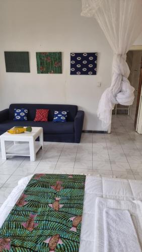 a living room with a couch and a rug at Le k in Nouakchott
