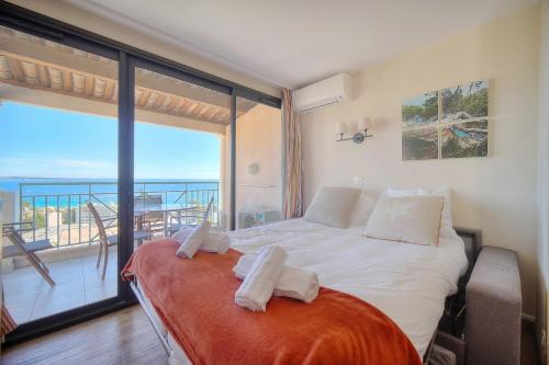 une chambre avec un lit avec vue sur l'océan dans l'établissement IMMOGROOM - 2 Rooms sea view - Swimming pool - Terrace - Parking - AC, à Cannes