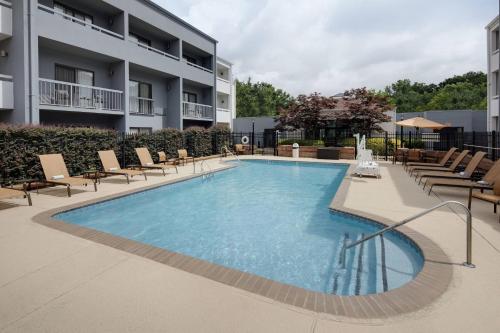 a large swimming pool with chairs and a building at Courtyard Atlanta Marietta/I-75 North in Marietta