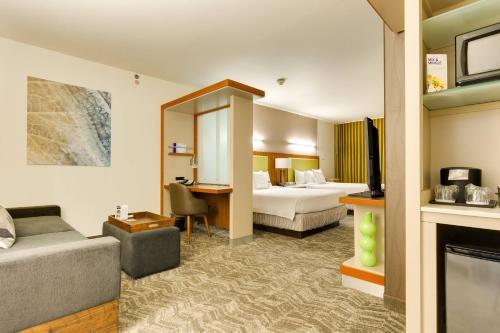 um quarto de hotel com uma cama e uma secretária em SpringHill Suites by Marriott McAllen Convention Center em McAllen