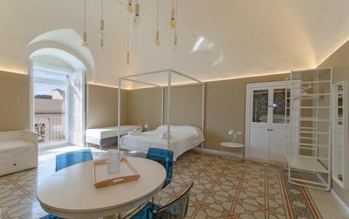 una camera da letto con un letto e un tavolo in una stanza di Palazzo Junno Dimora D'Epoca a Mattinata