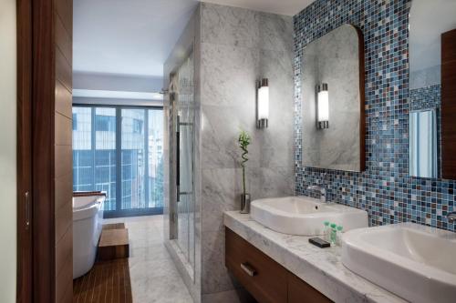 Koupelna v ubytování Renaissance Izmir Hotel