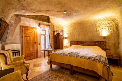 Ένα ή περισσότερα κρεβάτια σε δωμάτιο στο Cappadocia inans Cave & Swimming Pool Hot