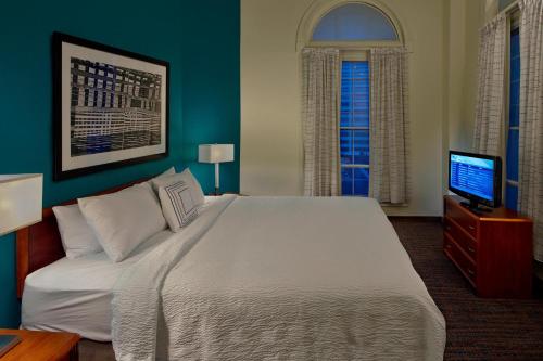 1 dormitorio con 1 cama grande y TV en Residence Inn by Marriott Hartford Downtown en Hartford