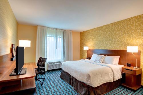 Habitación de hotel con cama, escritorio y TV. en Fairfield Inn & Suites by Marriott Nashville Downtown-MetroCenter en Nashville